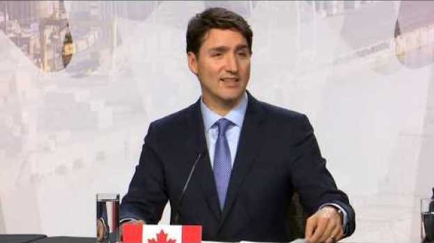 Видео Le PM Trudeau prononce une allocution à la fin de la rencontre des premiers ministres de 2018 на русском