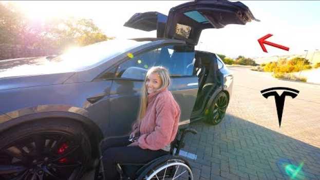 Video The Best Car for Someone in a Wheelchair?! - Our new Tesla Model X! su italiano