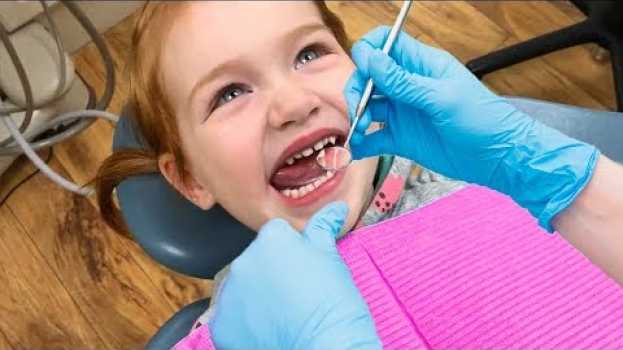 Video BRAVE DENTiST VISIT!!  Adley has a tooth check up at our clinic and gets her vampire teeth cleaned! in Deutsch