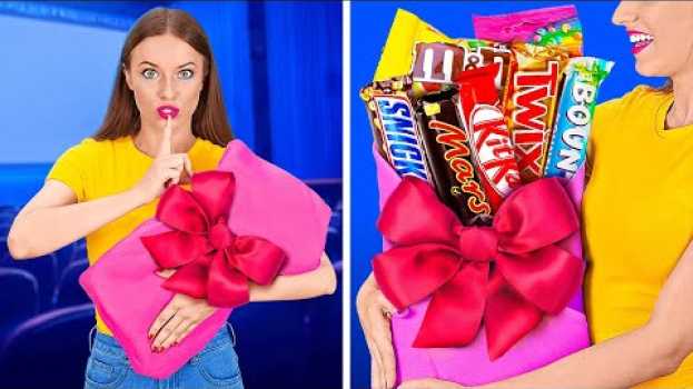 Video FUNNY WAYS TO SNEAK FOOD INTO THE MOVIES || Cool Food Hacks by 123 GO! en français