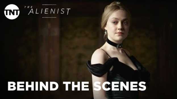 Video The Alienist: Behind Dakota's Look [BEHIND THE SCENES] | TNT en Español