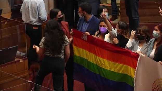 Video Chile legaliza el matrimonio entre personas del mismo sexo in English