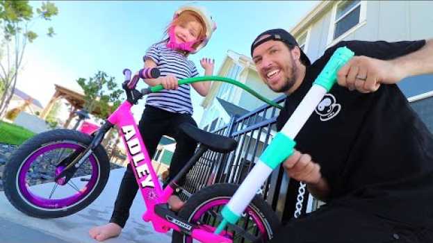 Video HOW TO FIX A BIKE!! Pretend Play with Dad in our Backyard Gas Station! en français