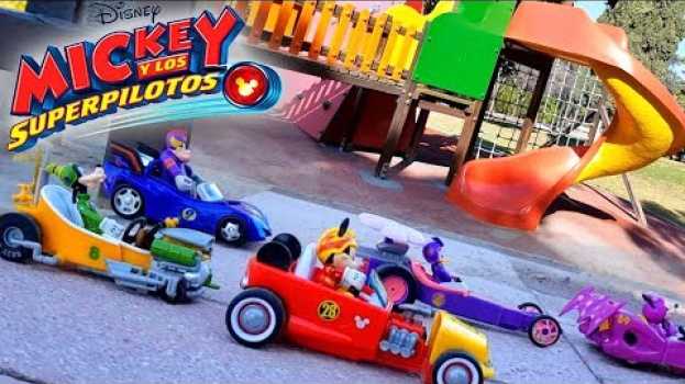 Video Juguetes MICKEY Y LOS SUPER PILOTOS CARRERA PARQUE TOBOGAN Disney Junior THE ROADSTER RACERS em Portuguese