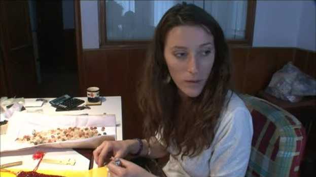 Video Cette jeune bijoutière française fait du business de pierres précieuses en Inde en Español