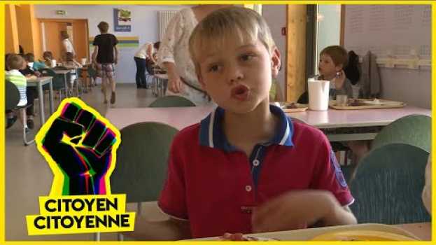 Video La cantine des enfants fait travailler tout le village in Deutsch