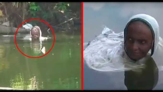 Video ШОК! В Индии женщина сидит в озере уже 20 лет  Зачем ей это надо na Polish