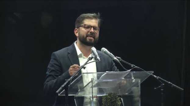 Video Gabriel Boric, activista progresista de 35 años de edad, será el próximo presidente de Chile em Portuguese