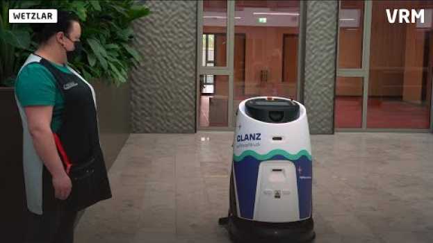 Видео Roboter "Dieter" putzt jetzt in der Goetheschule на русском