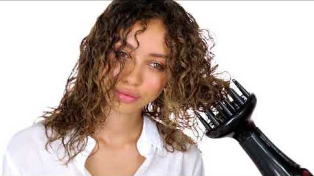 Video Jak uzyskać naturalny wygląd kręconych włosów - Wirtualny stylista in English