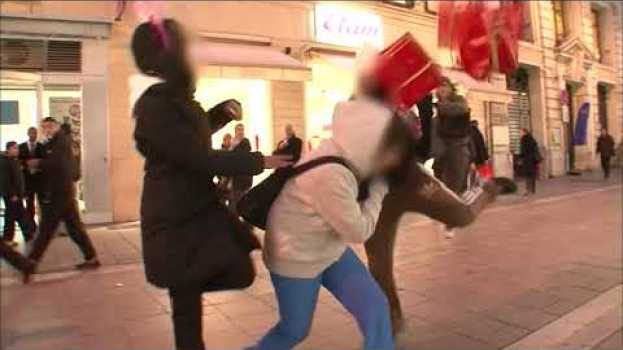 Video Une bande de gamines se croit tout permis dans les rues de Marseille su italiano
