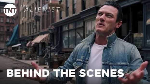Video The Alienist: Luke Evans Gives A Tour of the Set - Series Premiere January 22, 2018 [BTS] | TNT na Polish