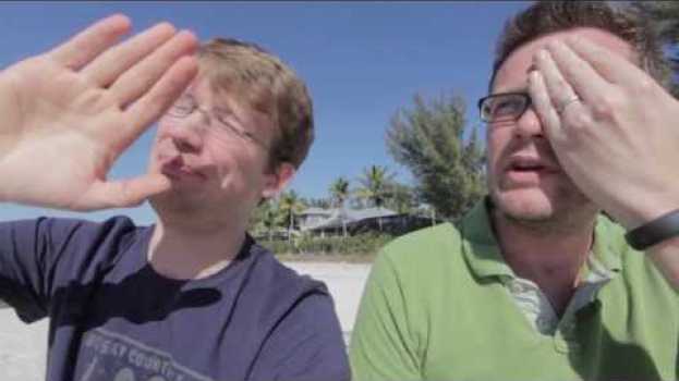 Video The Naughty Professor: Hank and John at the Beach - REUNION! en Español