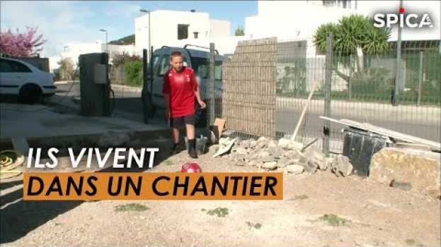 Video ARNAQUE: Ils vivent dans un chantier ! su italiano