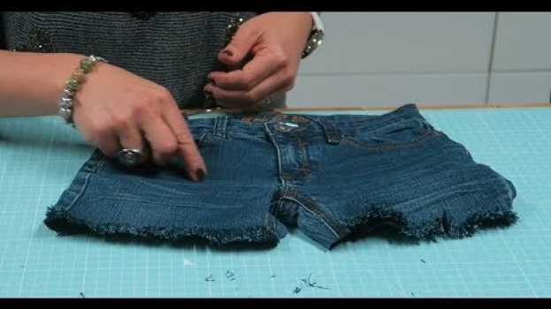 Видео Trasforma vecchi jeans in shorts alla moda - SUB ENG на русском