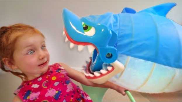 Video DON'T GET CAUGHT!! Adley reviews Shark Bite pool toy with Mom (mystery guest) en Español