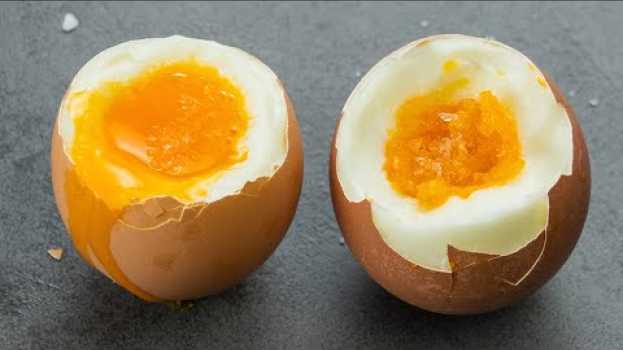 Video Toute ma vie j'ai mal préparé les œufs, c'est comme ça que ça marche ! in English