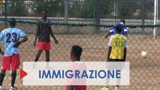 Video Dall'Africa all'Italia: storia di un giovane ghanese arrivato al centro Fernandes di Castel Volturno in Deutsch