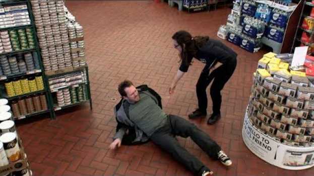 Video Slip and fall scam at a grocery store | What Would You Do? | WWYD em Portuguese