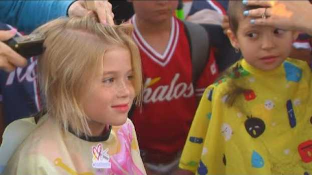 Video Friends Shave Their Heads With 7-Year-Old Battling Cancer en français