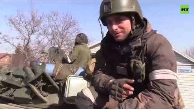 Видео Un tanque capturado bajo el mando de la Milicia Popular de la RPD está luchando en las cercanías de на русском
