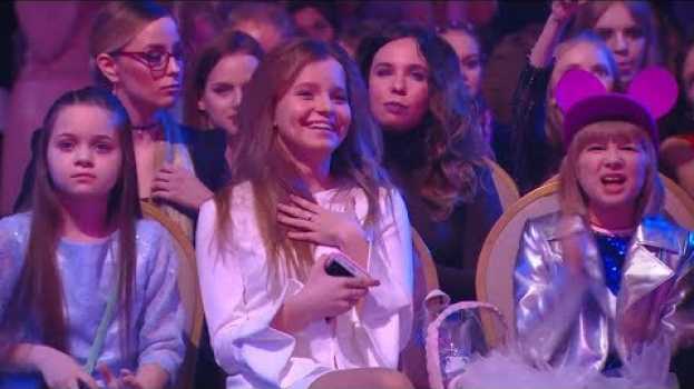 Video Алиса Кожикина: победа в номинации «Песня года» (Девичник Teens Awards 2018) em Portuguese