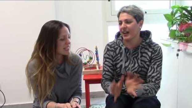 Video Una bimba con apparecchi acustici perfettamente a suo agio all'asilo em Portuguese