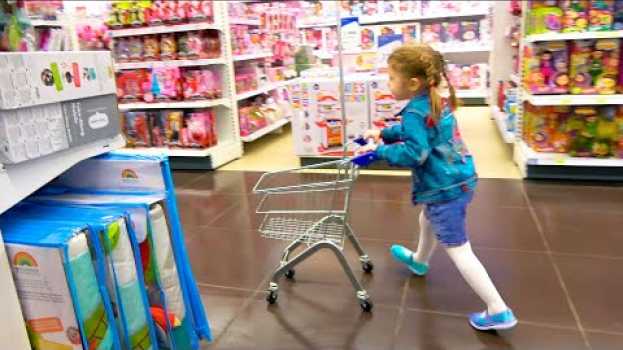 Video Ева вместе с мамой веселятся в магазине детских игрушек en français