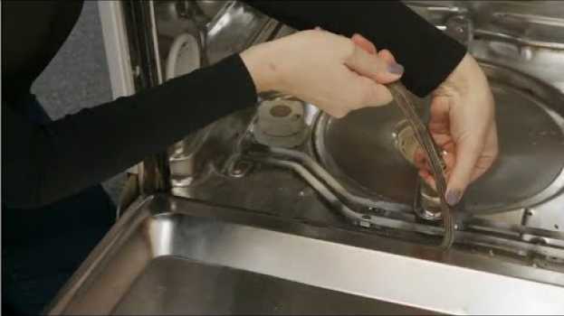 Video Come sostituire la guarnizione inferiore della porta di una lavastoviglie na Polish