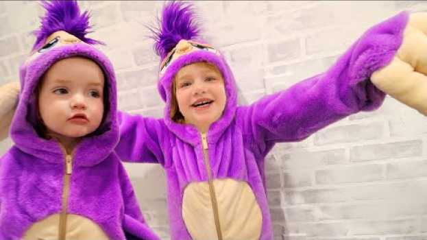 Видео 2 PURPLE SLOTH KiDS!!  come play our Animal Game! Dance Party with Niko & Fifi our new pretend pet! на русском