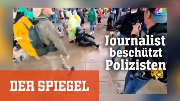 Video Augenzeuge bei »Querdenker«-Demo: Journalist beschützt Polizisten | DER SPIEGEL en français