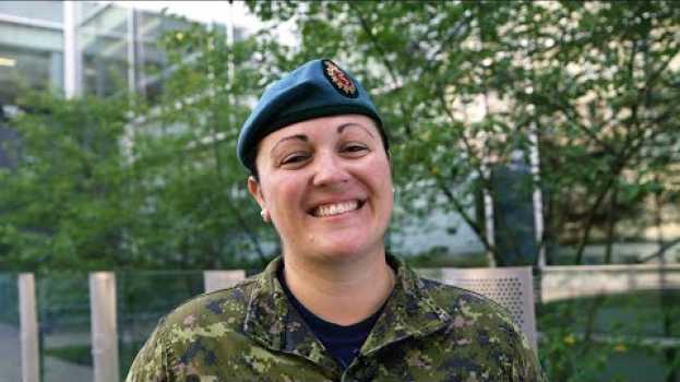 Video Récit des FAC | Les deux uniformes d’une infirmière militaire su italiano
