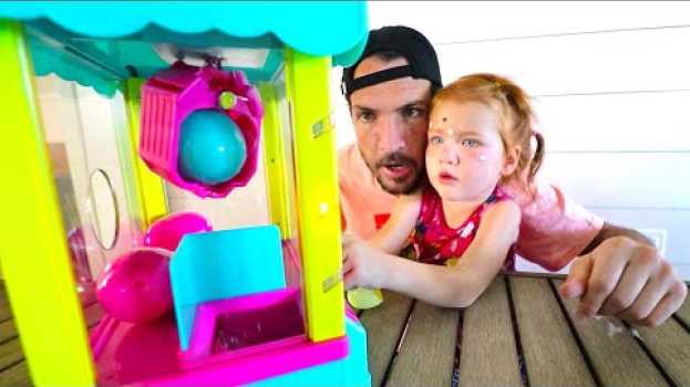 Video TOY CLAW MACHINE!! Adley and Dad Master our NEW Family Game!  (mini pets inside) na Polish