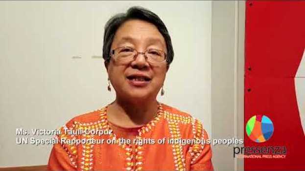 Видео Pressenza - Filippine: Victoria Tauli-Corpuz e altri difensori dei diritti umani accusati на русском
