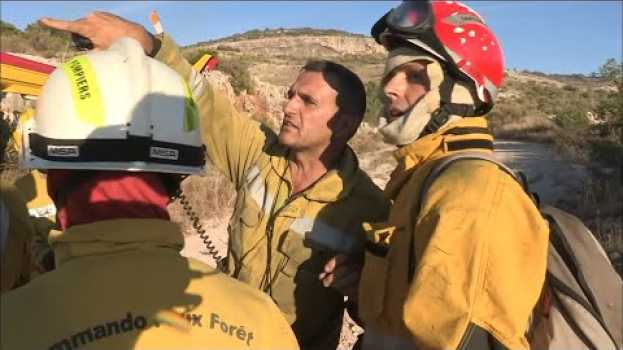 Video Commando feu de forêt, ils sauvent un village des flammes em Portuguese