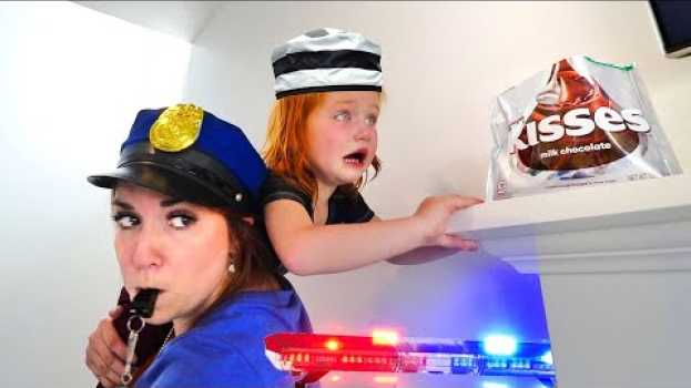 Video COPS vs ROBBERS - Prison Escape from Barbie Jail - will Adley get caught by Police Girl?? (new game) en français