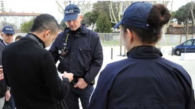 Video Comme aux États-Unis, des Français ont peur de la police in Deutsch