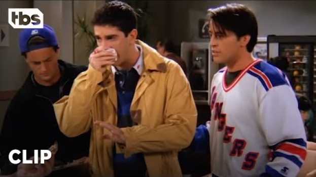 Video Friends: Ross gets rushed to the Emergency Room (Season 1 Clip) | TBS en Español