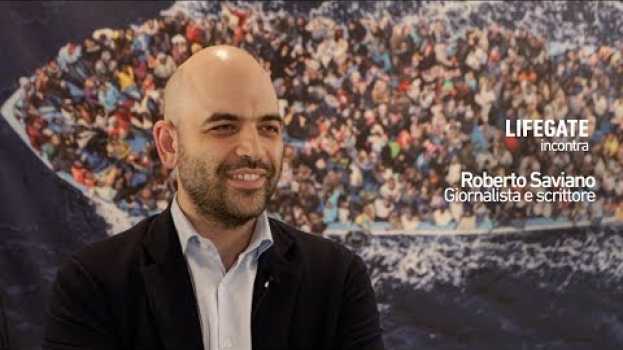 Video Intervista a Roberto Saviano su migranti, ecomafie e clima en français