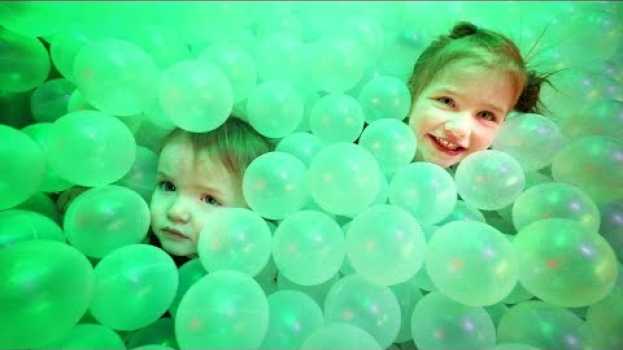 Video BALL PiT GAMES!! Daredevil Niko & Adley play in our new favorite indoor park (family night routine) in English