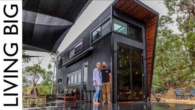 Видео This Ultra Modern Tiny House Will Blow Your Mind на русском