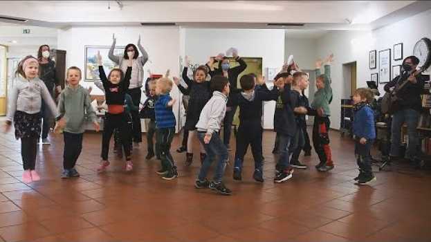 Video Nach Corona-Einschränkungen: Kindergartenkinder singen wieder im Altenheim in English