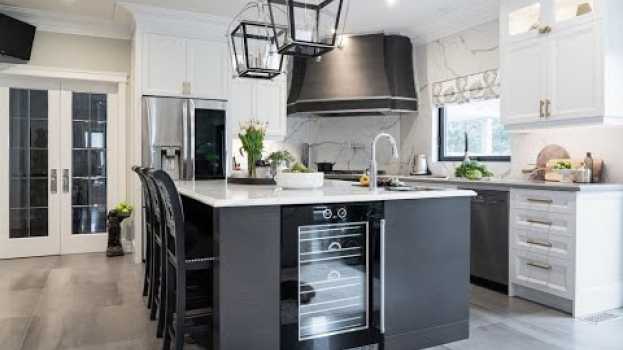 Video This kitchen remodel kept the existing layout but leveled-up its style and functionality em Portuguese