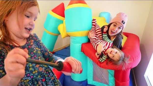 Video JUMP CASTLE inside our HOUSE!! inflatable bounce toy & ball pit for Adley & Niko! and hiding rocks! en français
