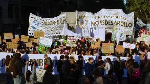 Video Activistas salen a las calles para realizar una huelga global por el clima em Portuguese