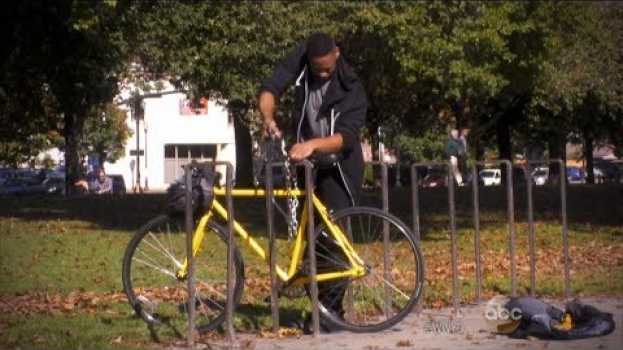 Video Possible bike thief caught in the act | What Would You Do? | WWYD em Portuguese