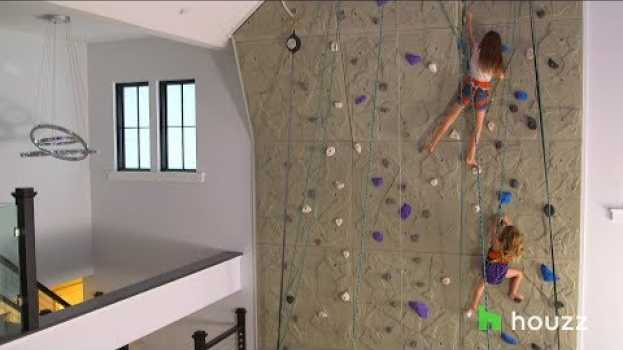 Video This Family Put a 26-Foot Rock Climbing Wall in Their Living Room en Español