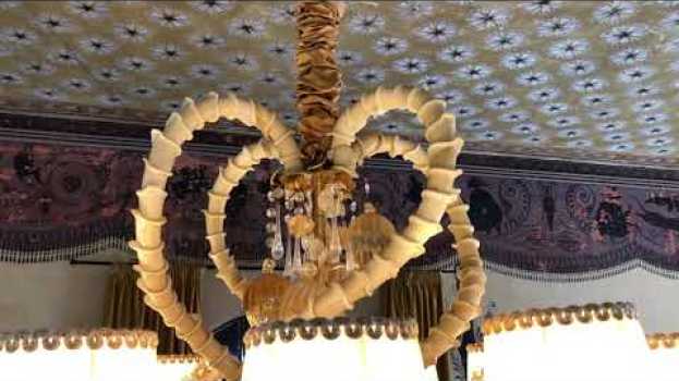 Video Grande lampadario a sospensione con fiori in vetro di murano fatto a mano con abat jour in seta in English