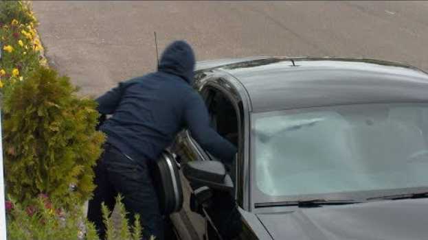 Video Thief steals items from an unlocked car | What Would You Do? | WWYD en français