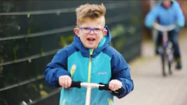 Video Der fünfjährige Kjell und sein Cochlea-Implantat na Polish